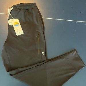 Men’s black Vuori cuffed jogger NWT sz Large